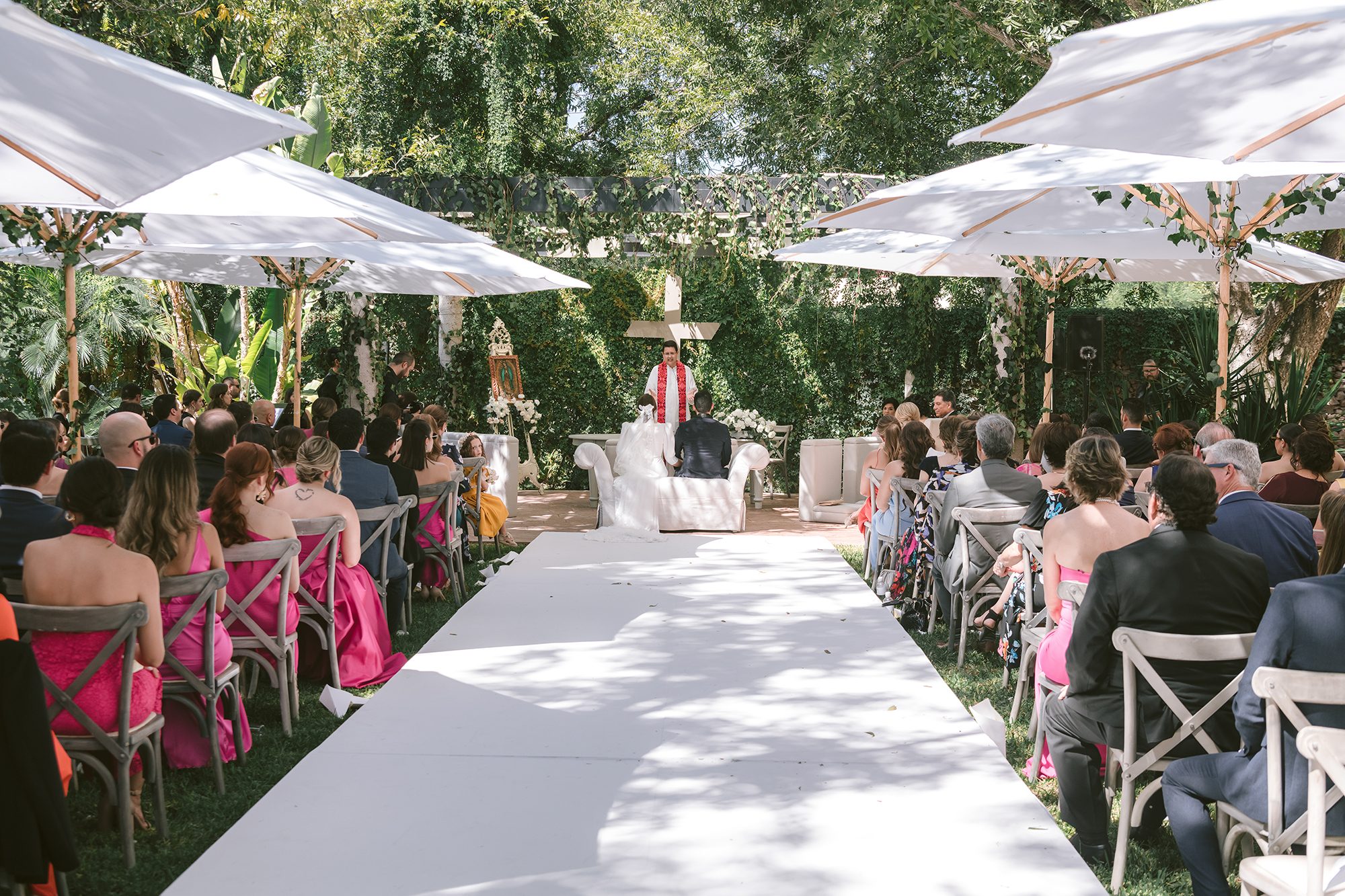 Ceremonia en el jardín bajo sombrillas blancas en la finca familiar en Coahuila