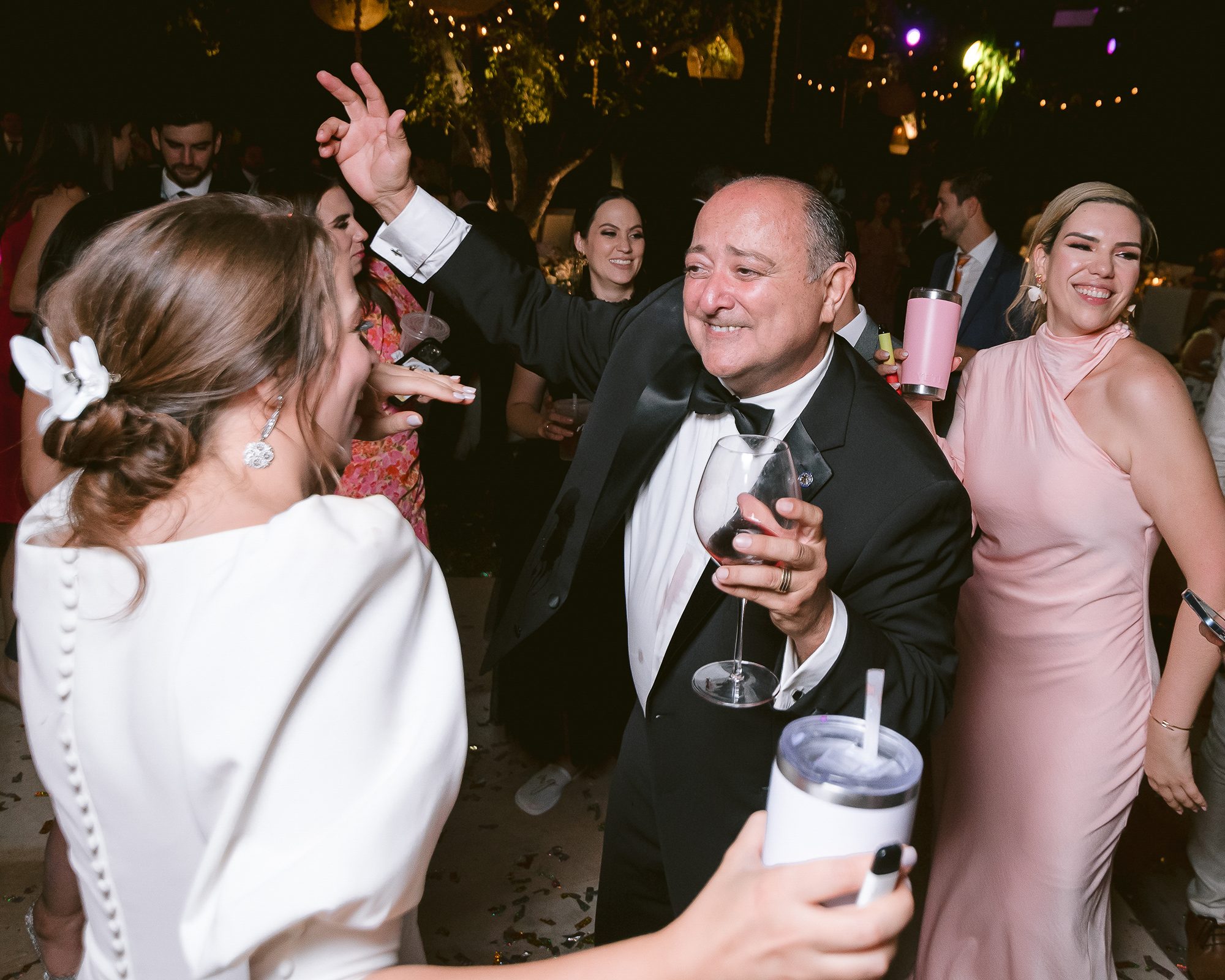 David Lack bailando con una copa de vino junto a su hija María en la pista, ya entrada la noche