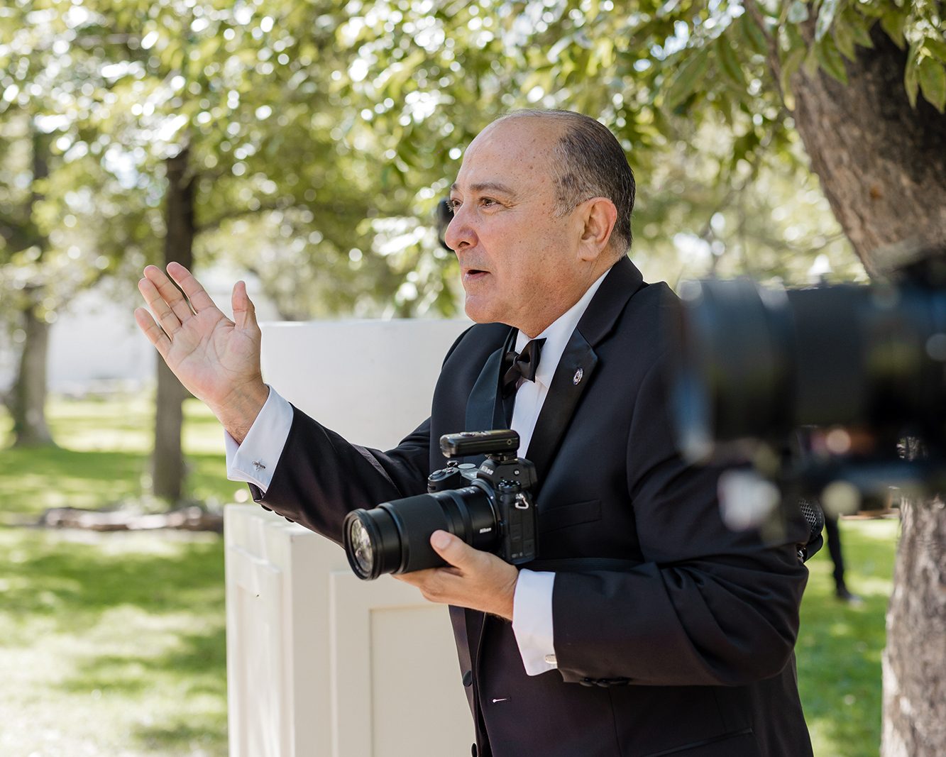David Lack de esmoquin como papá de la novia, con cámara en mano durante la boda de su hija en Coahuila, México